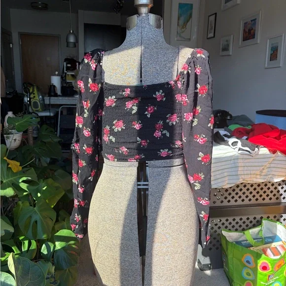 Wild Fable Black Floral Ruched Crop Top - Picture 2 of 3